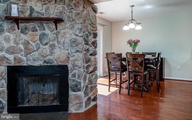 Building Photo - 10655 Myrtle Oak Ct