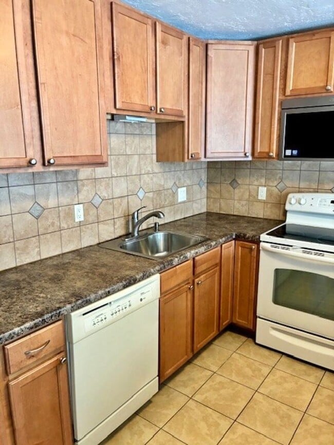 Foto del edificio - Long Term Rental- Dillon Valley East H 104