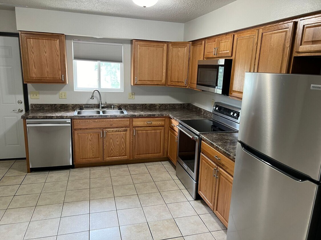 Foto principal - 3 bedroom apartment-NW Ames close to Sawyer Elementary-no pet fees