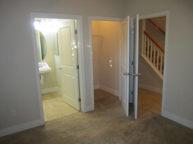 Foto del edificio - SPACIOUS 3 BEDROOM, 3.5 BATHROOM TOWNHOUSE...