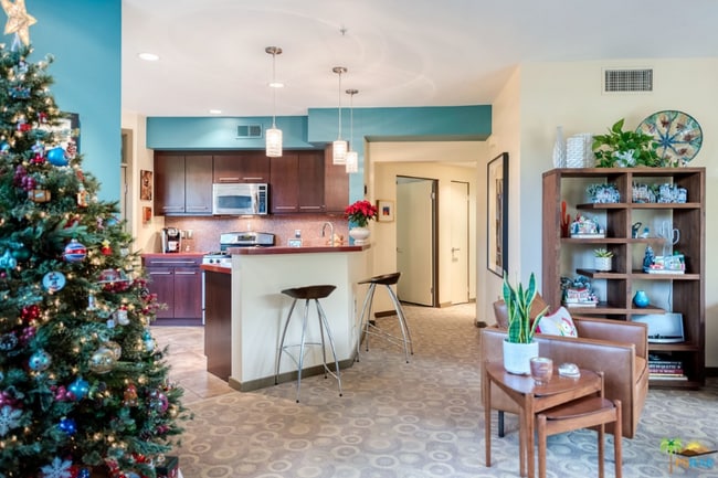 Building Photo - 820 E Palm Canyon Dr