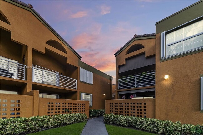 Building Photo - 9705 Fontainebleau Blvd