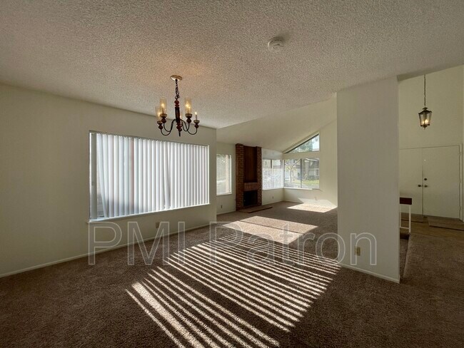 Foto del edificio - 16510 Myra Ln