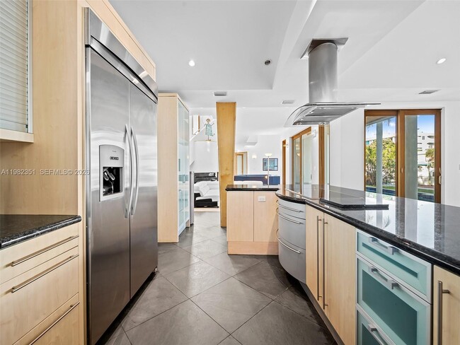 Building Photo - 450 Victoria Terrace