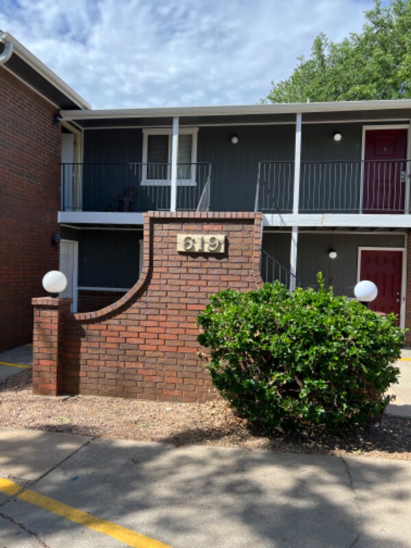 619 S Mt Carmel St Unit 2, Wichita, KS 67213 Room for Rent in Wichita