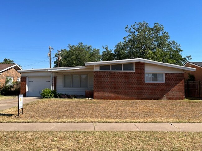 Building Photo - 4 Bedroom Located Near Elementary!