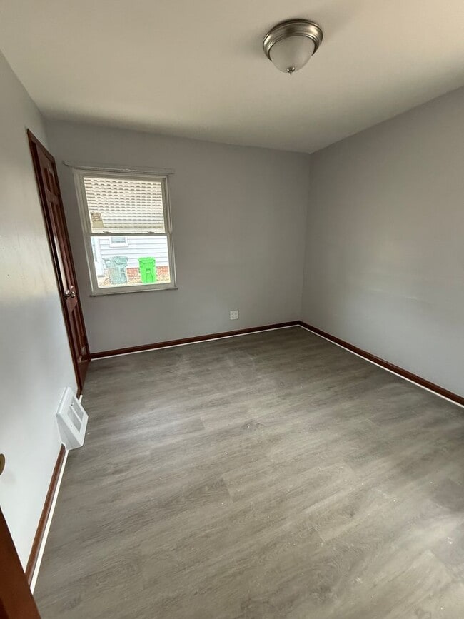 Building Photo - 3bd Single Garfield Hts Water/Sewer Included Section 8