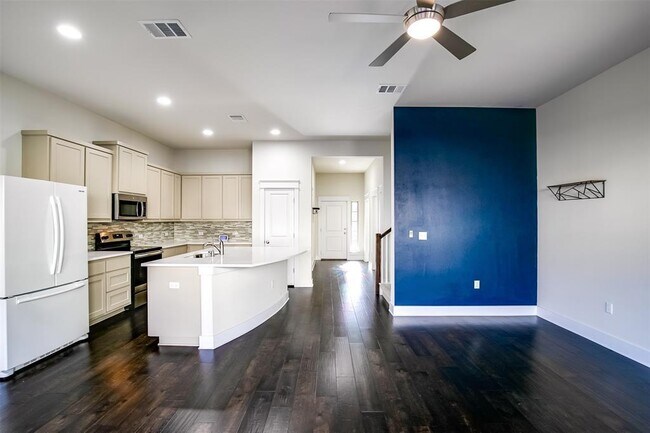 Building Photo - 13001 Hymeadow Dr
