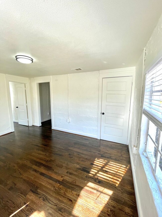 Foto del edificio - 3 Bed, 1 Bath House in West Dallas