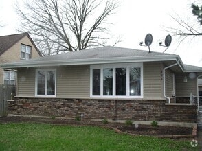 Building Photo - 408 N Iowa Ave