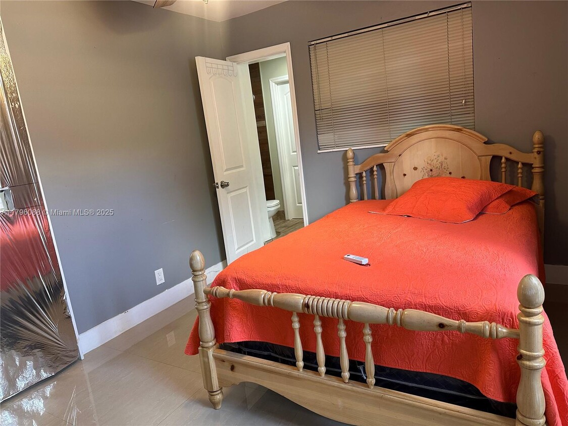 Foto principal - 845 S Highland Dr
