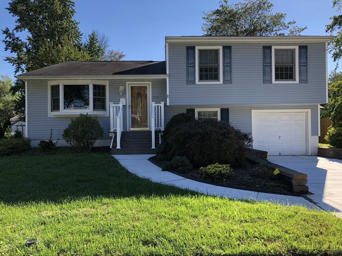 Primary Photo - 1104 Interlaken Ave