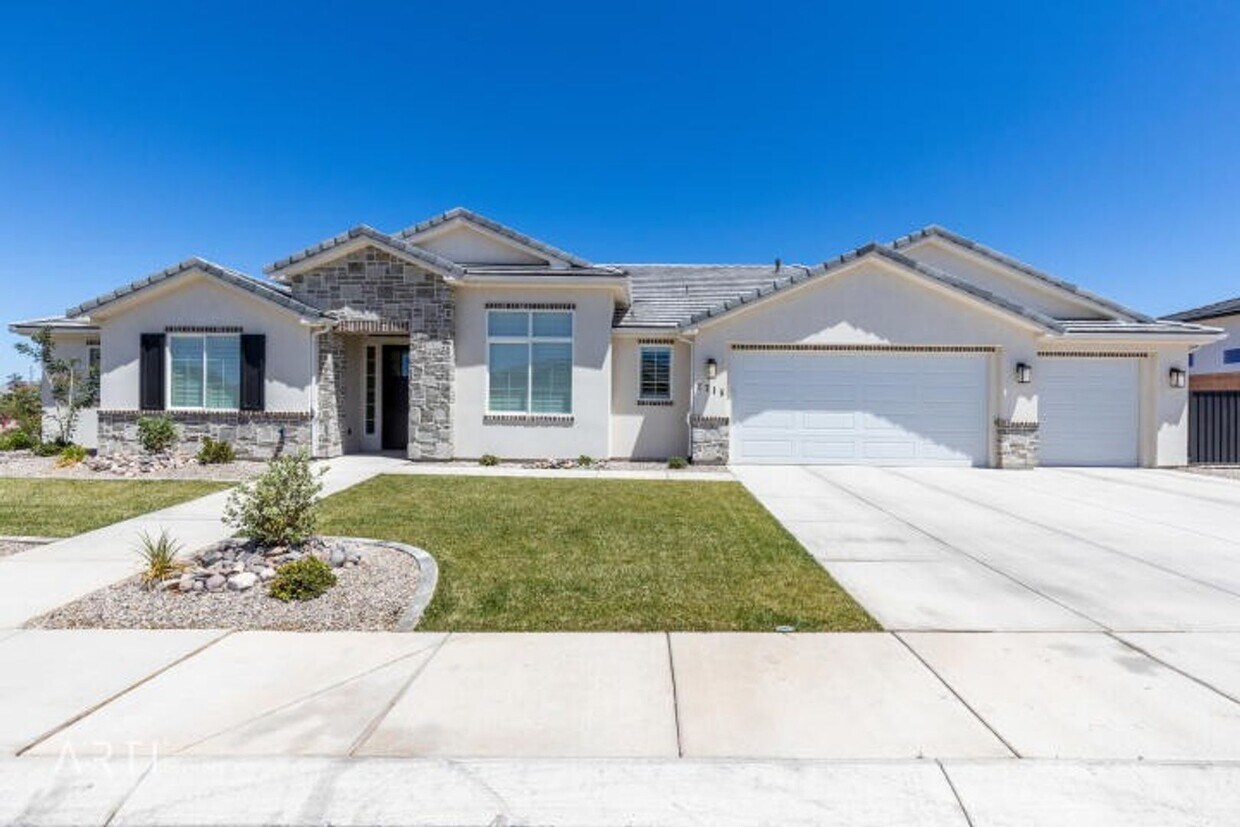 Primary Photo - Fantastic 4-Bedroom Home in Little Valley ...