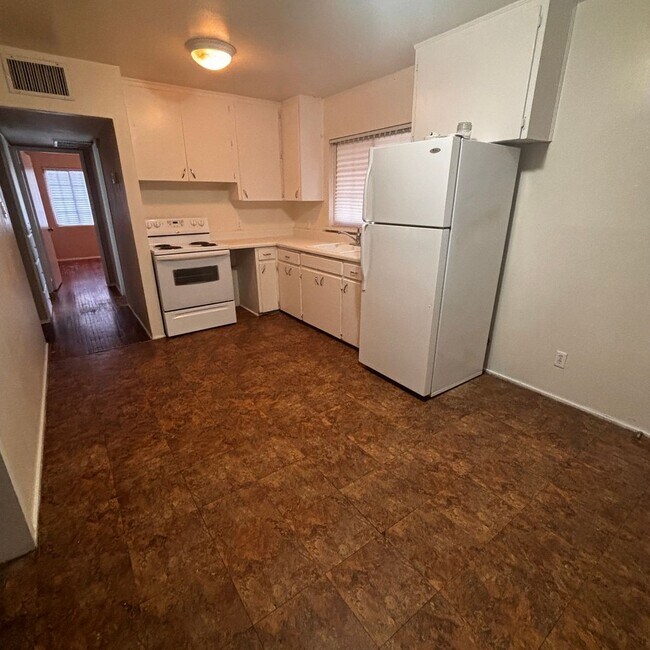 Building Photo - Bright 2 Bed / 1 Bath Home in Tempe – Avai...