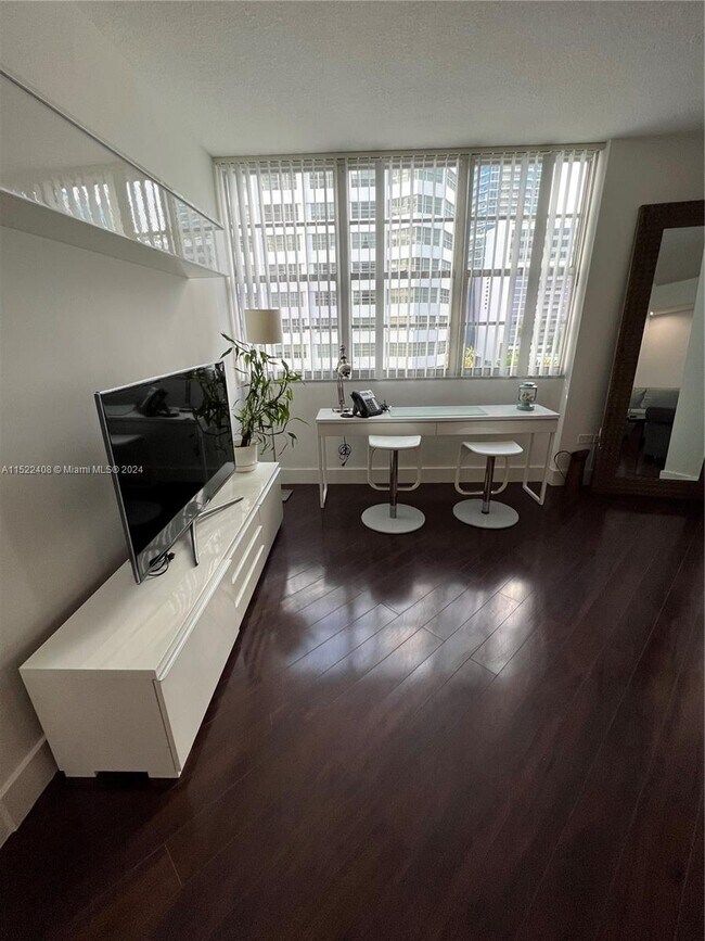 Building Photo - 825 Brickell Bay Dr