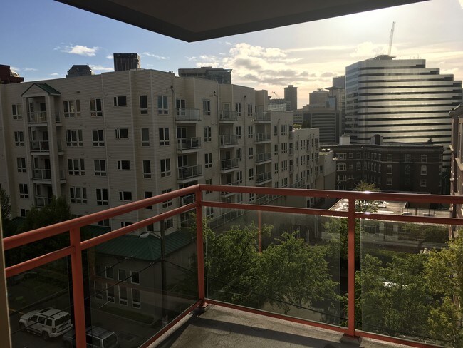 Building Photo - 1700 Bellevue Ave
