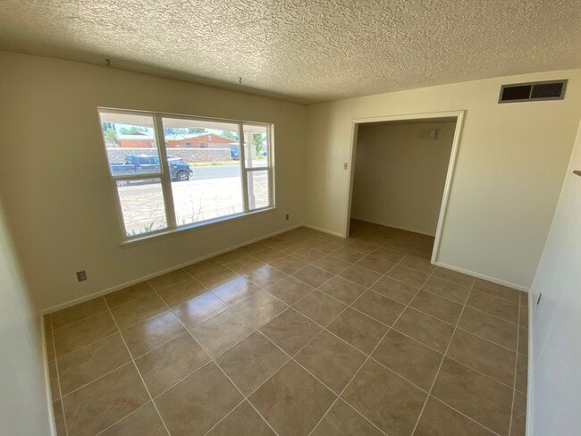 Building Photo - Northeast El Paso 3bed/2bath w/LOTS of liv...