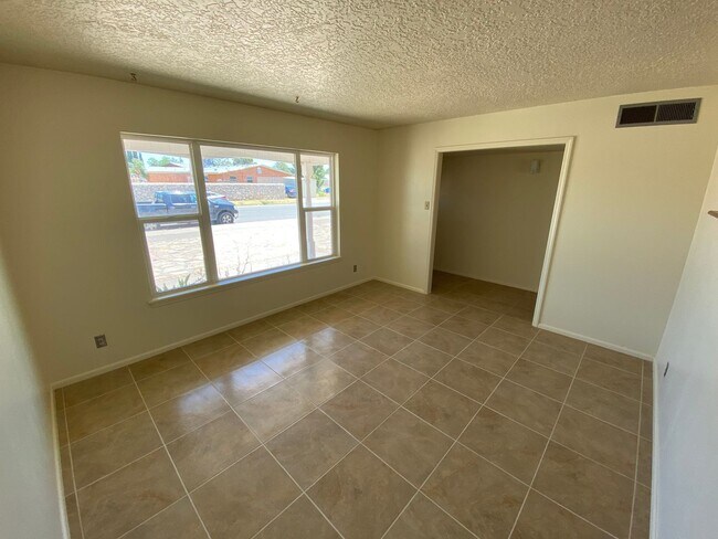 Foto del edificio - Northeast El Paso 3bed/2bath w/LOTS of liv...