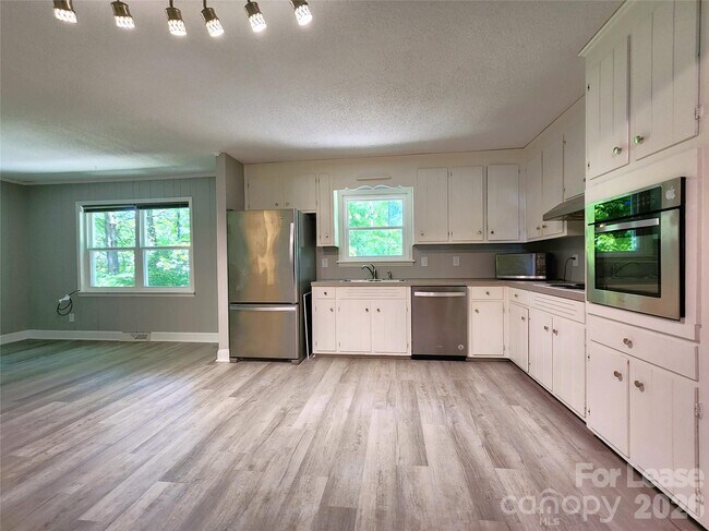 Foto del edificio - 3340 Silver Stream Rd