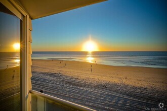 Building Photo - 3285 Ocean Front Walk