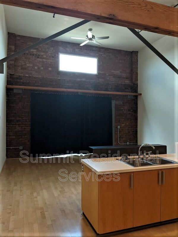 Foto del edificio - 1001 E 17th St