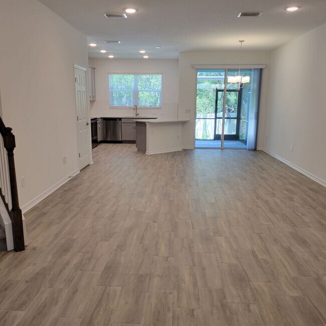 Foto del edificio - Annual UNfurnished almost BRAND NEW townho...