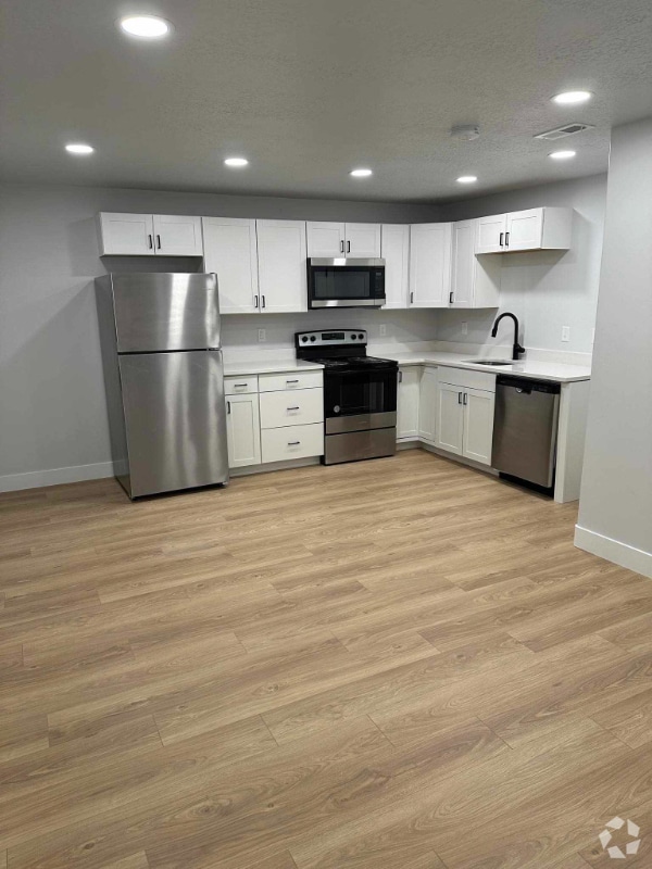 Building Photo - 1561 W Skyline Dr