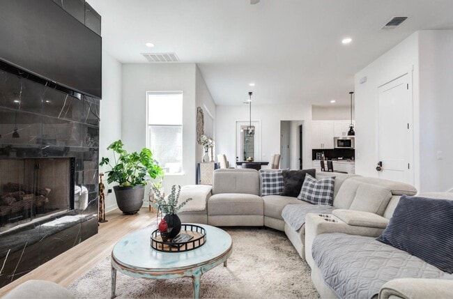 Building Photo - Stunning 4 Bedroom 3 Bathroom in Vintage Township