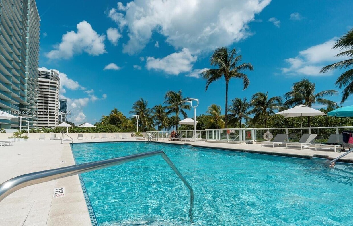 Primary Photo - 10185 Collins Ave