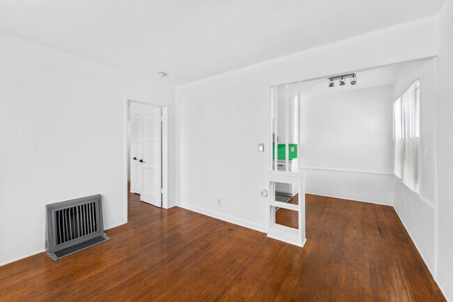 Foto del edificio - 7233 Normandie Ave
