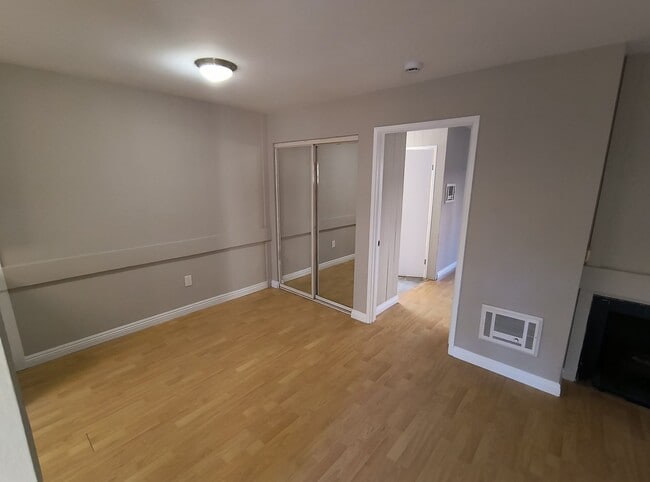 Building Photo - Lower Unit In Scripps Woods