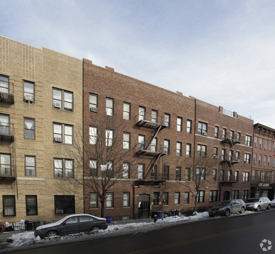 Primary Photo - 111 Greenpoint Ave