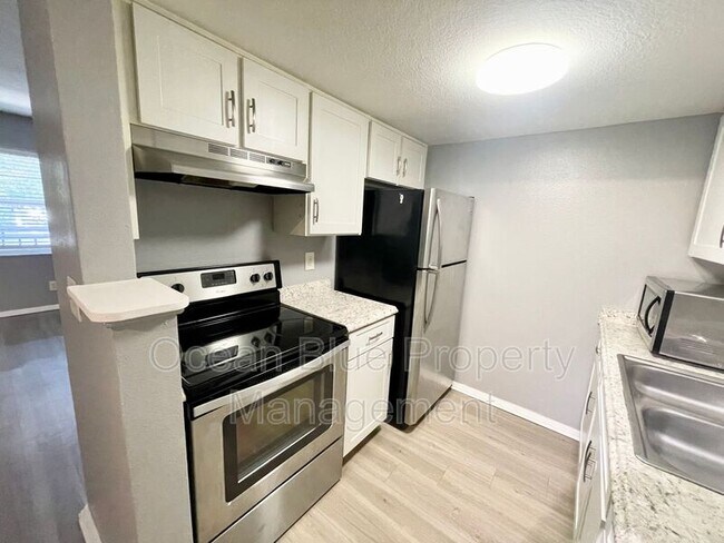 Building Photo - 311 S Arcturas Ave