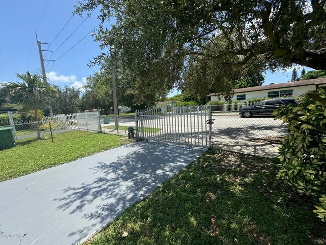 Foto del edificio - 5801 NW 11th Ave