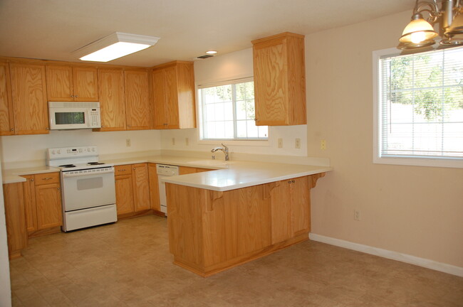 Building Photo - 3 bed 2 bath 2 car garage in Loomis