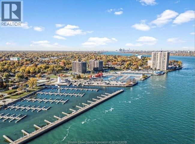 Photo du bâtiment - 9099 Riverside Dr E