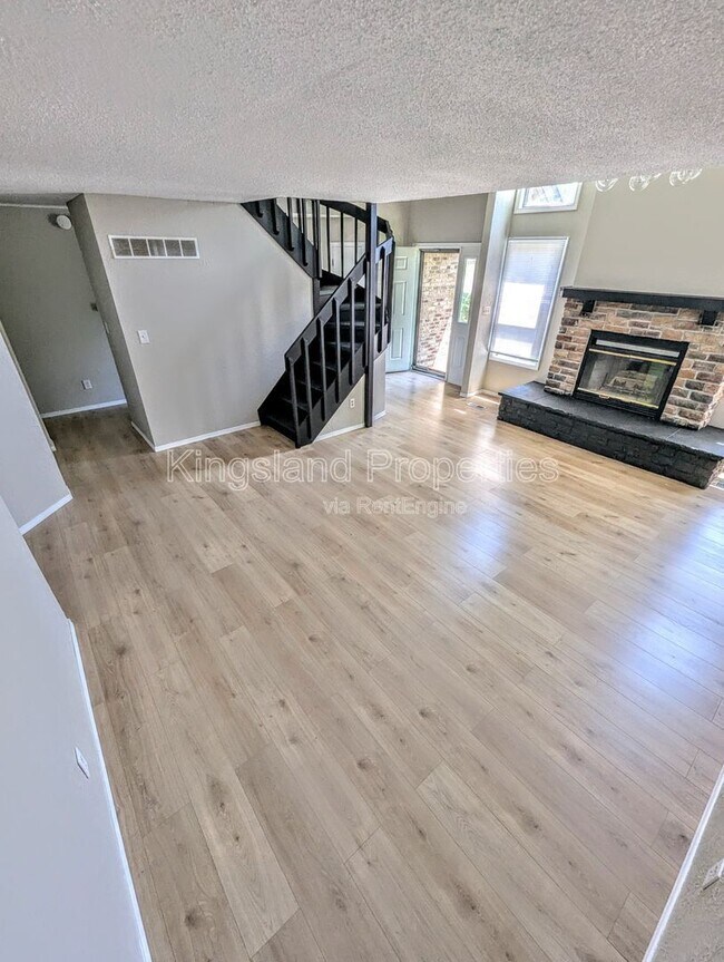 Foto del edificio - 2217 Wendy Way Dr
