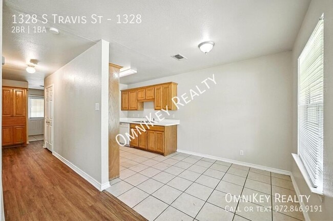 Building Photo - 1328 S Travis St