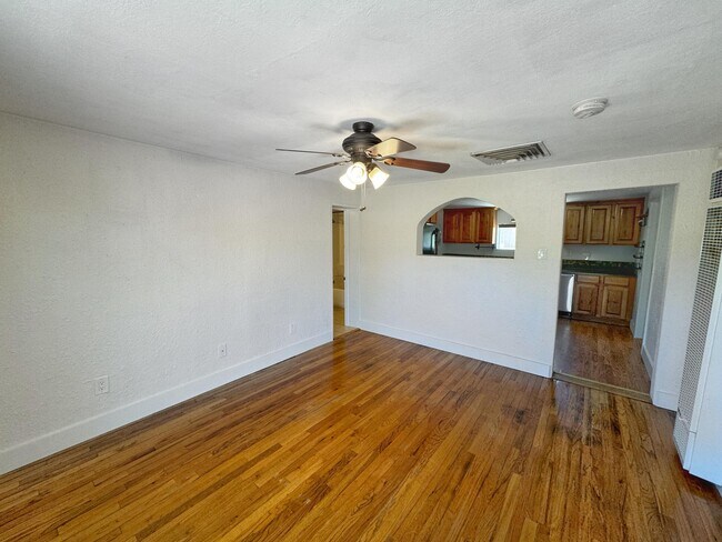 Foto del edificio - 1525 Edith Blvd NE