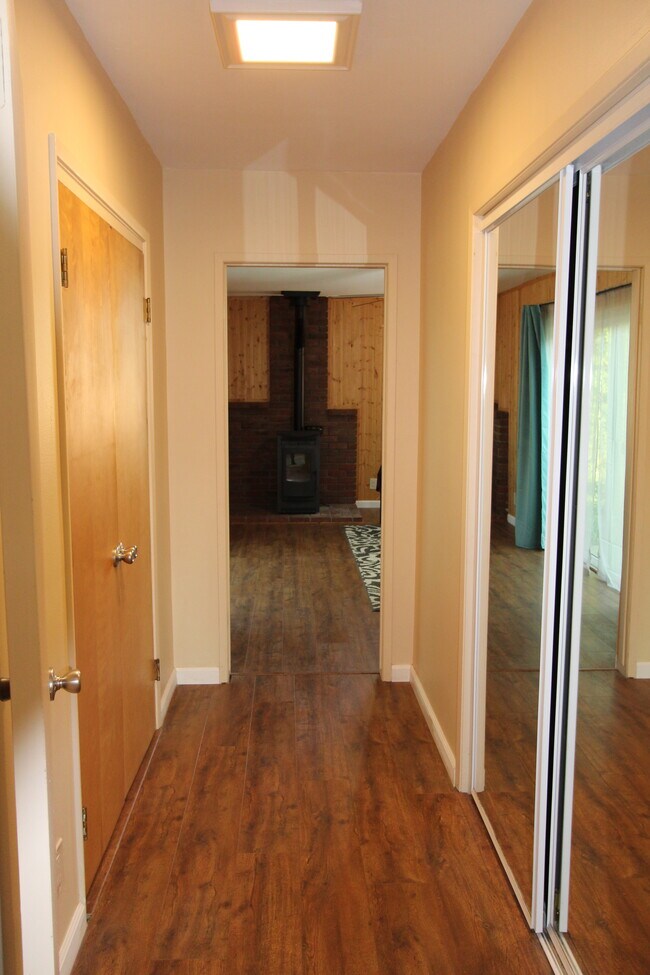 Building Photo - 453 Grandview Dr