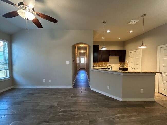 Building Photo - 2 Weeks Free Rent /3/2/2 Duplex Close to C...