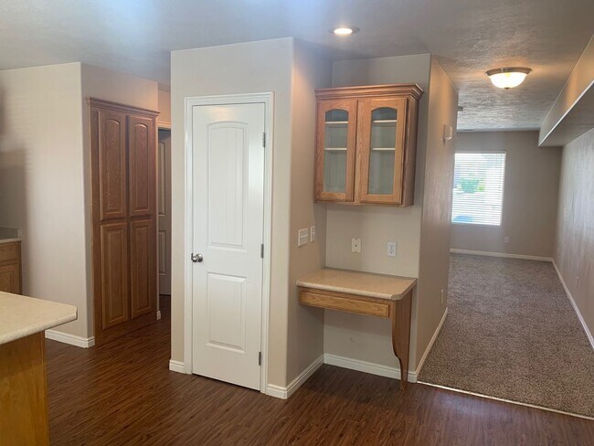 Building Photo - Skyhawk Townhome!