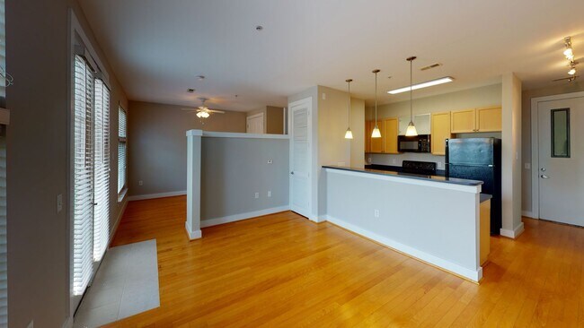 Building Photo - This stunning uptown condo has it all in a great part of Uptown.
