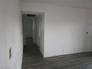 Building Photo - 595 S Royal Crest Cir