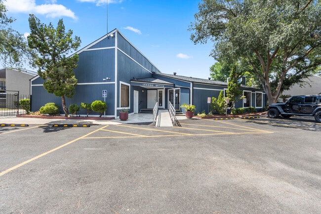 Building Photo - Buena Villa Apartmentes