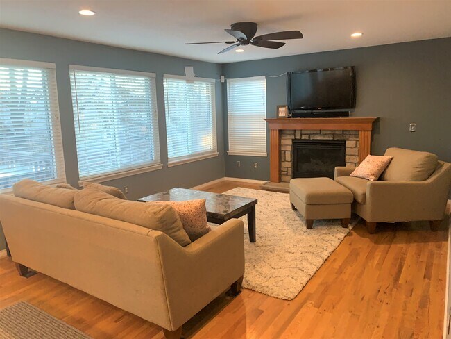 Sala de estar familiar: mucha luz con 4 ventanas. - 5736 S. Garland Way