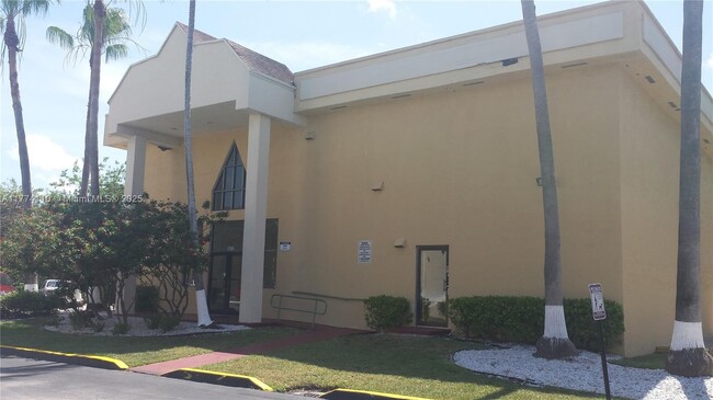 Building Photo - 8810 Fontainebleau Blvd