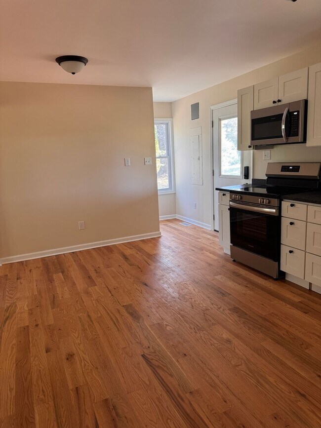Foto del edificio - 3 Bedroom || 1 Bathroom - Single Family Home