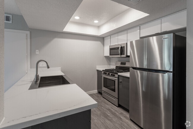 1BR, 1BA - 636 SF - The James Apartments