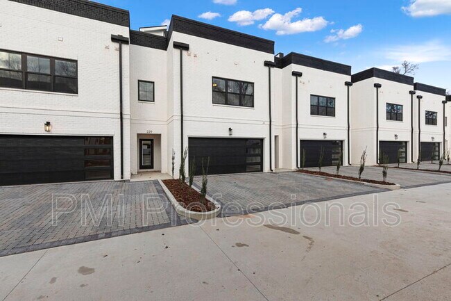 Building Photo - 221 S Bilbro Ave